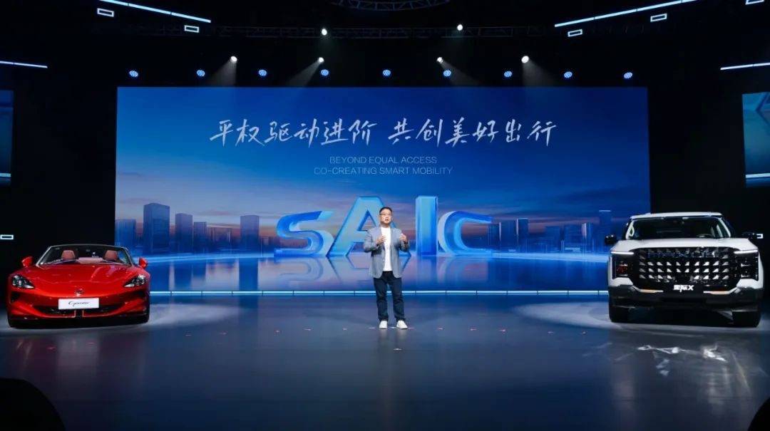 看到比亞迪海鷗、吉利星愿的持續熱銷,蔚來也不甘落后,于是全新智能電動高端小車品牌“firefly螢火蟲”應運而生,旗下首款車型螢火蟲定位純電小型車,動力上搭載105kW后驅電機,純電續航420km,并支持換電,此外還將配備全場景智能泊車、92L前備廂……預售價為14.88萬元,將于4月19日正式上市。日前,又有網友拍到了蔚來螢火蟲的實車圖,下面我們就來提前了解一下。