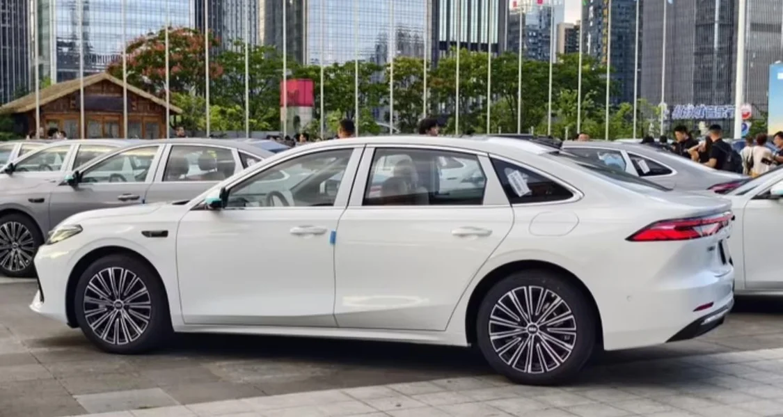 吉利銀河A7混動家轎上市:8.18萬元起,百公里饋電油耗2.67L 吉利銀河A7混動家轎上市:8.18萬元起,百公里饋電油耗2.67L