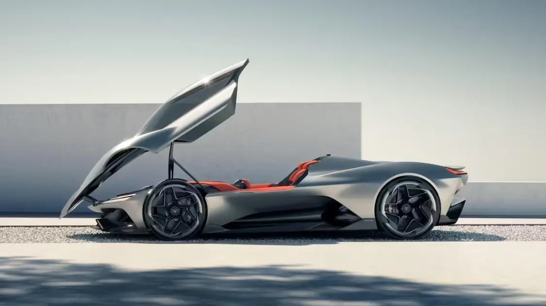 超2000馬力的新能源猛獸:雪佛蘭發(fā)布兩款科爾維特概念超跑CX/CX.R The interior and bucket seats of a silver convertible sports car.