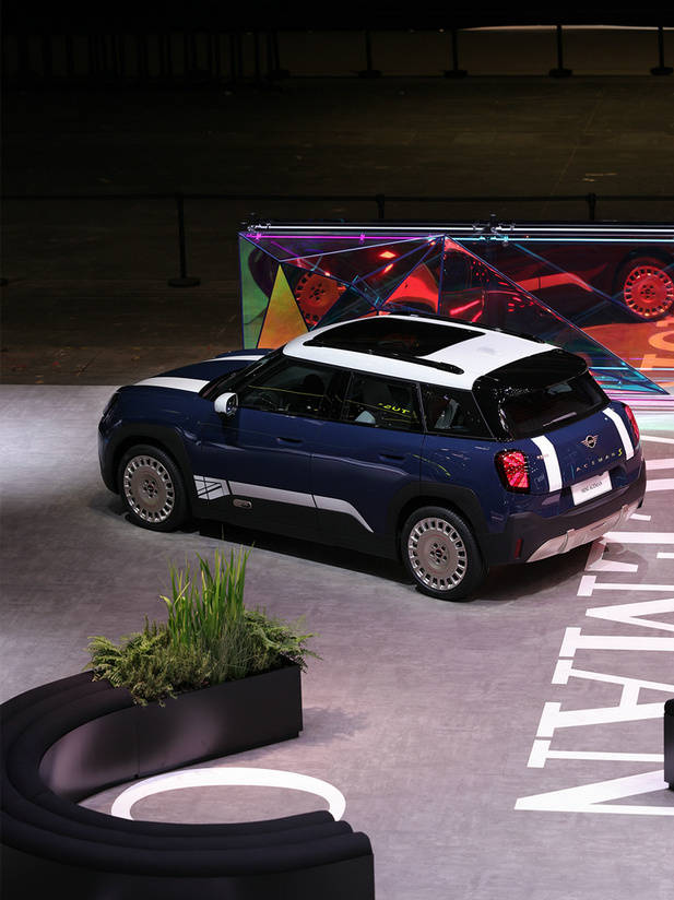 今年成都車展還得看寶馬 一群“MM”盛裝舞步