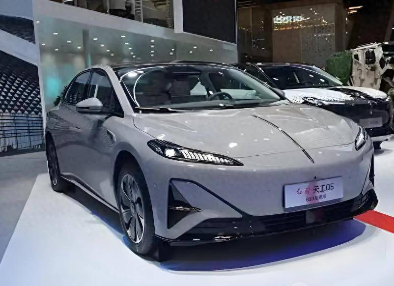 紅旗銷量再創(chuàng)新低!年輕人為何對(duì)“紅旗”說再見?