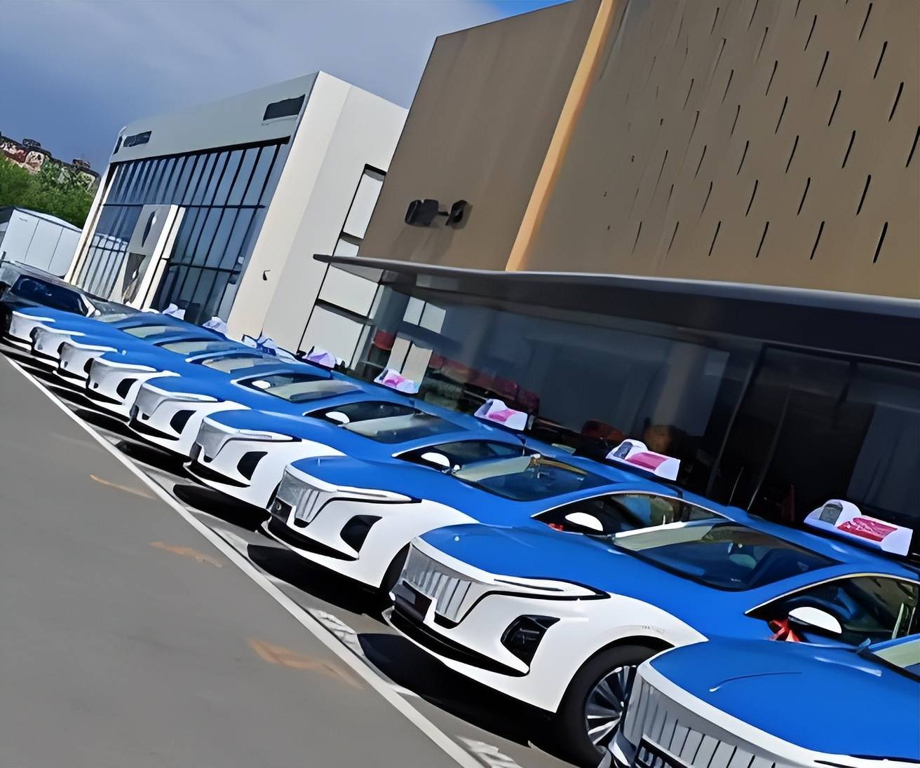 紅旗銷量再創(chuàng)新低!年輕人為何對(duì)“紅旗”說再見?