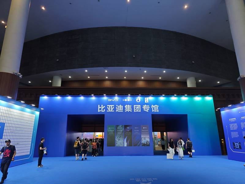 比亞迪全品牌車型矩陣亮相成都車展 黑科技外展同步展出