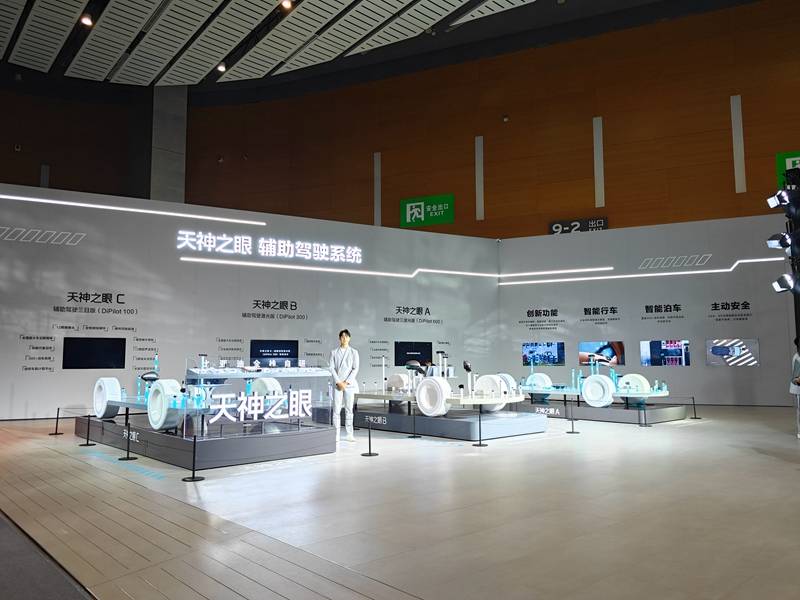 比亞迪全品牌車型矩陣亮相成都車展 黑科技外展同步展出