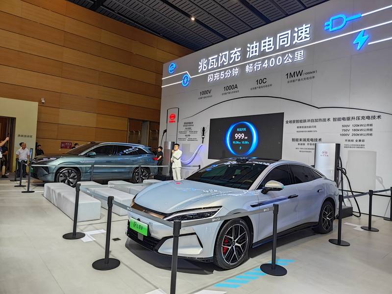 比亞迪全品牌車型矩陣亮相成都車展 黑科技外展同步展出