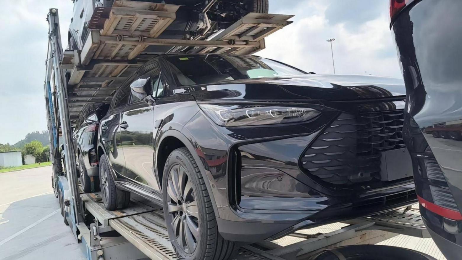 比亞迪唐DM-i加推款曝光,黑武士風(fēng)格+續(xù)航160km,配懷擋+冰箱