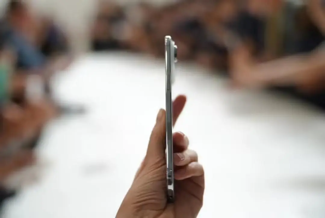 蘋果最薄iPhone Air上手:5.6mm厚度,握感舒適