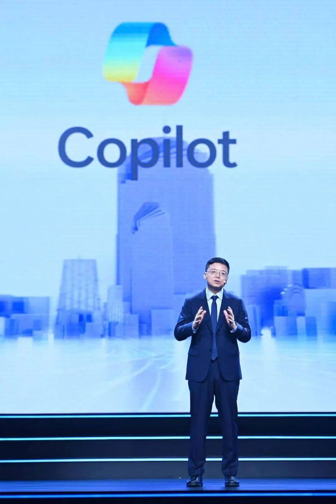 微軟全球資深副總裁張祺:未來公司要么大,要么小,中型公司將急劇收縮