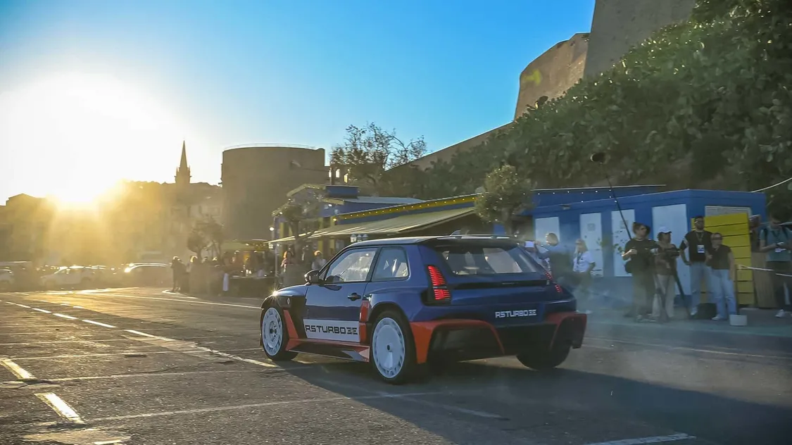 雷諾推出“小鋼炮”5 Turbo 3E:555馬力輪轂電機,漂移更輕松