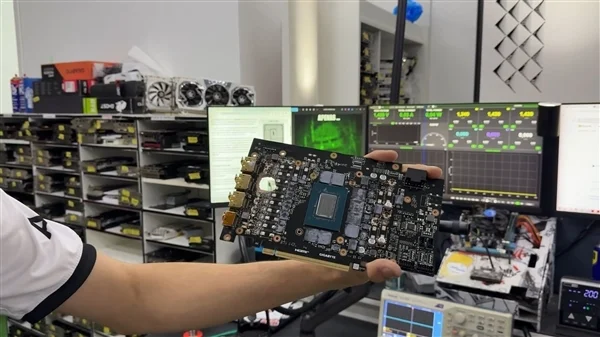 RTX 5070 Ti燒毀 出現一個大洞！竟然嫁接RX 580救活了