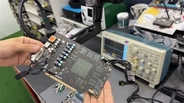 RTX 5070 Ti燒毀 出現一個大洞！竟然嫁接RX 580救活了